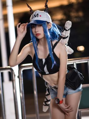 COS图集丨Coser大大卷卷小卷:NO.012女游客 陈 [9P-158MB]