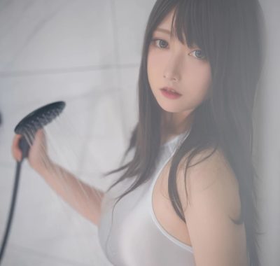 纯净与力量的碰撞:Coser念念_D[白色竞泳]20P超清图片集一览